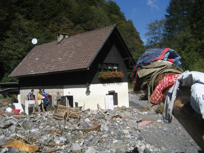 Hudo neurje je septembra 2007 najbolj prizadelo Železnike, Cerkno in Celjsko, poplavljenih ali poškodovanih je bilo več sto hiš in drugih objektov. Predvsem na območju občine Železniki je v nekaj urah padlo več kot 200 litrov dežja na kvadratni meter, vodotoki, zlasti Selška Sora in Savinja s pritoki, so v zelo kratkem času silovito narasli. V Delu smo zapisali: V najbolj smrtonosnih poplavah v samostojni Sloveniji je umrlo šest ljudi, nastala je tudi ogromna gmotna škoda. Na fotografiji vas Gornja Sorica. FOTO: Dokumentacija Dela