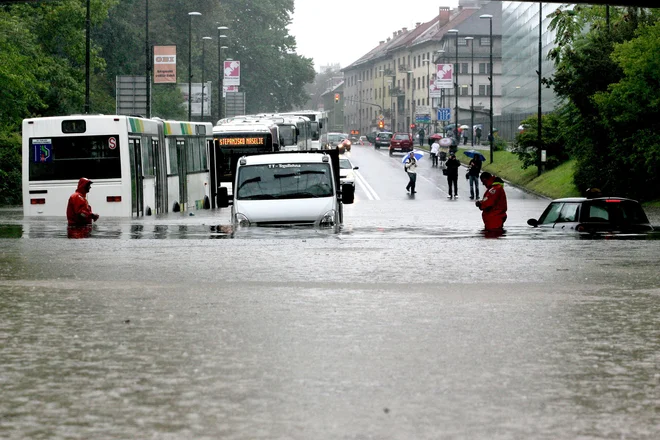 Nad Slovenijo se je konec leta 2010 razbesnelo neurje z obilnim dežjem. Ohromljen je bil dobršen del države, najhuje pa je bilo v osrednji Sloveniji, na Celjskem, Primorskem in v Zasavju. Po neurju so ene največjih poplav v Sloveniji zajele tudi Ljubljansko barje, vključno z deli Ljubljane. FOTO: Dokumentacija Dela