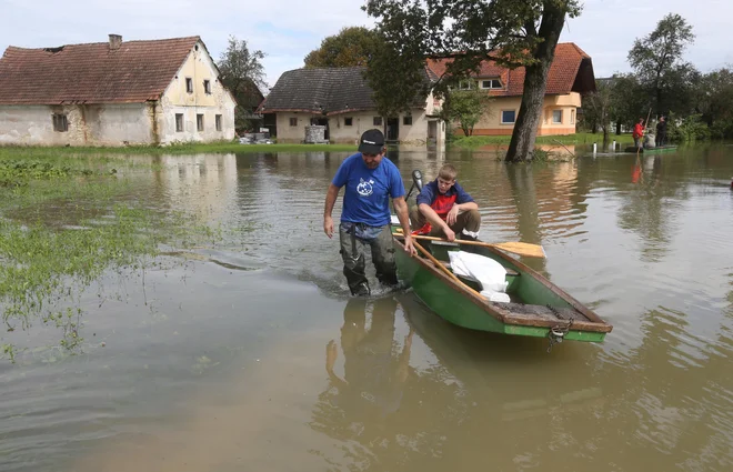 15. septembra 2014 je bila pod vodo vzhodna Slovenija. Narasle Krka, Sava in Mura so prizadele zlasti območja Dolenjske, Posavja in Pomurje. Poplavljenih je bilo več kot 1000 objektov, sprožilo se je več kot 240 plazov. Narasla voda je pri Vranskem odnesla dve človeški življenji. Na fotografiji vas Zameško pri Šentjerneju.FOTO: Dokumentacija Dela