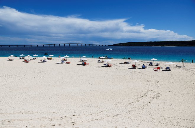 Dolge peščene plaže mnoge spominjajo tudi na havajske. FOTO: Issei Kato/Reuters