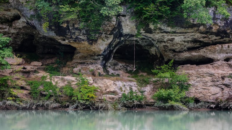Fotografija: Sotesko, ponekod globoko do štirideset metrov, je ob tektonskih premikih pred več sto tisoč leti izdolbla reka Sava. FOTO: Črt Piksi