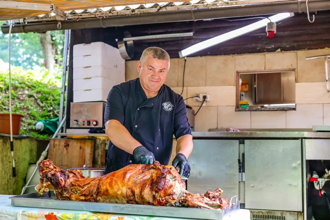 Ribiško brunarico na Bregu ob Savi vodi Franci Prah. On tudi skrbi za lačne goste. FOTO: Črt Piksi