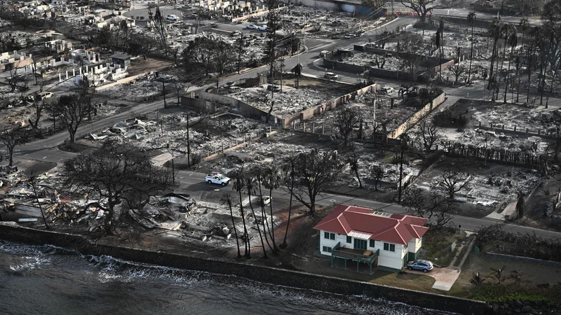 Mesto Lahaina na otoku Maui je večinoma zgorelo. FOTO: Patrick T. Fallon/AFP