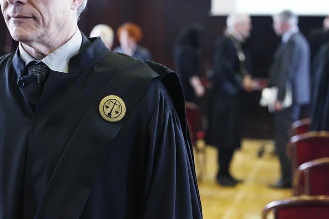 Sodni funkcionarji se na vladni predlog za enoletni zamik pri odpravi plačnih nesorazmerij v javnem sektorju še niso odzvali. V posvetovalni skupini za izboljšanje položaja sodnikov pravijo, da so za predlog izvedeli iz medijev in o njem še niso razpravljali. FOTO: Leon Vidic