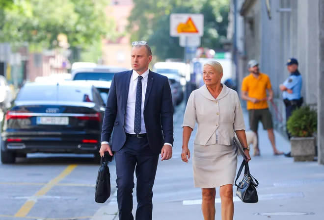 Predsednik uprave NLB in nadzornega sveta Združenja bank Slovenije (ZBS) Blaž Brodnjak in predsednica ZBS Stanislava Zadravec Caprirolo prihajata na pogovor s predsednikom vlade Robertom Golobom. FOTO: Matej Družnik