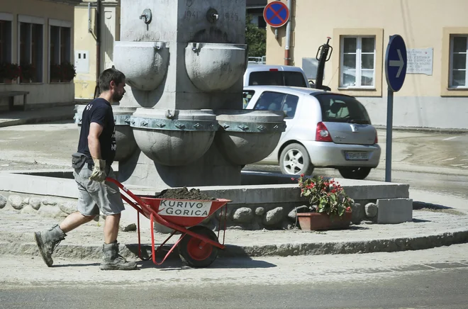 Promet do Črne, kjer hitijo s pospravljanjem, je za silo urejen, težave pa bodo s prevozi v šolo. FOTO: Jože Suhadolnik/Delo