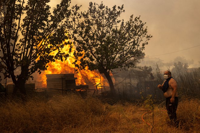 Požar v vasi blizu Aten. FOTO: Alkis Konstantinidis/Reuters