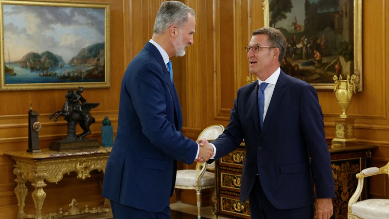 Fotografija: Predsednik PP Alberto Núñez Feijóo se je kot zadnji predstavnik parlamentarnih strank včeraj sestal s kraljem Filipom VI. FOTO: Sebastian Mariscal/AFP