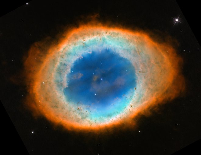 To pa je posnetek Obročaste meglice, ki jo je leta 2013 naredil teleskop Hubble, ki vesolje opazuje v vidni svetlobi. Webb deluje v infrardeči svetlobi. FOTO: NASA, ESA, and C. Robert O'Del