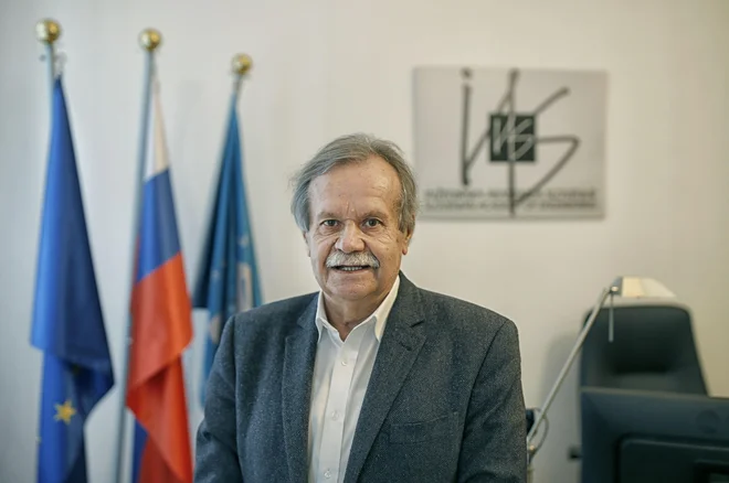 Prof. Pejovnik si prizadeva, da se tudi v državnem svetu govori o vprašanjih znanosti, raziskav, inovacij in razvoja. FOTO: Blaž Samec

 