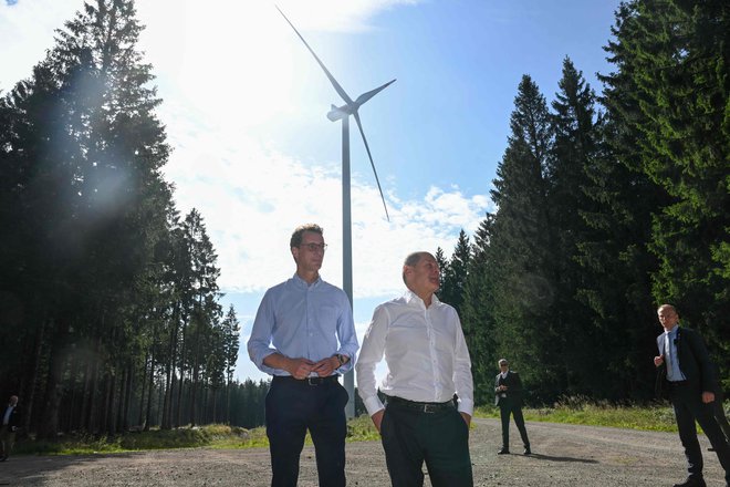 Nemški kancler Olaf Scholz in premier Severnega Porenja -Vestfalije Henrik Wüst sta si ogledala park vetrnih elektrarn v Simmerathu,
v katerega so investirali tudi prebivalci. FOTO: Ina Fassbender/AFP