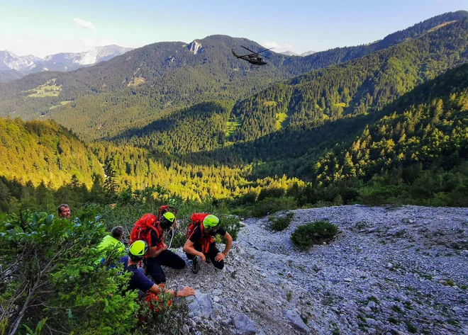 Mlada Nizozemca, ki sta se zaplezala nad smerjo Peto žrelo na Storžiču, so naposled na varno prepeljali s helikopterjem. To je bilo le eno od 18 reševanj minuli konec tedna. FOTO: GRZS
