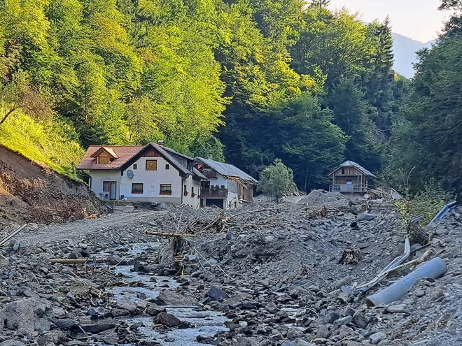 Kmetijo ob Ljubnici bodo preselili, saj tu ni več mogoče živeti. FOTO: Špela Kuralt/Delo