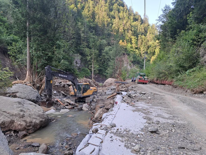 Ceste ni, nekaj ljudi je še vedno popolnoma odrezanih od sveta, nekateri pa se v dolino lahko pripeljejo le s traktorjem ali boljšim terenskim vozilom. FOTO: Špela Kuralt/Delo