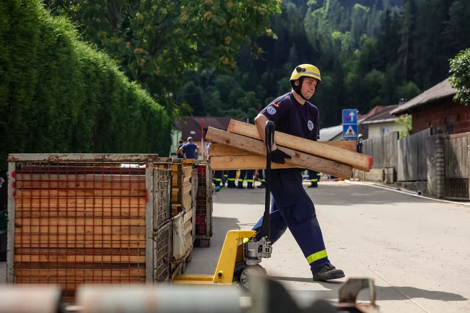 Tuji delavci, ki bodo pomagali pri sanaciji, bodo lahko delali že med čakanjem na dovoljenja. Foto Črt Piksi