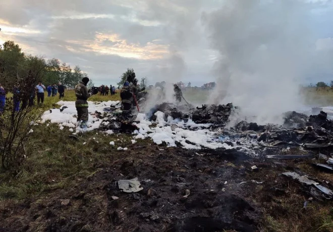 Ostanki strmoglavljenega letala, na krovu katerega je potoval tudi vodja Wagnerjeve skupine. FOTO: Reuters