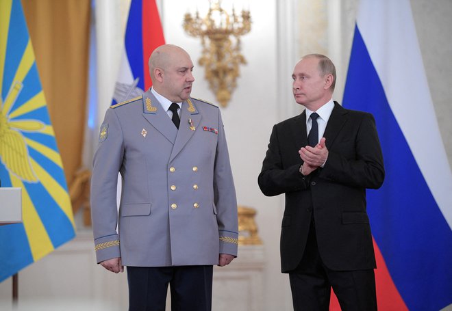 Ruski predsednik Vladimir Putin in general Sergej Surovikin leta  2017 v Moskvi. FOTO: Alexei Druzhinin/Reuters