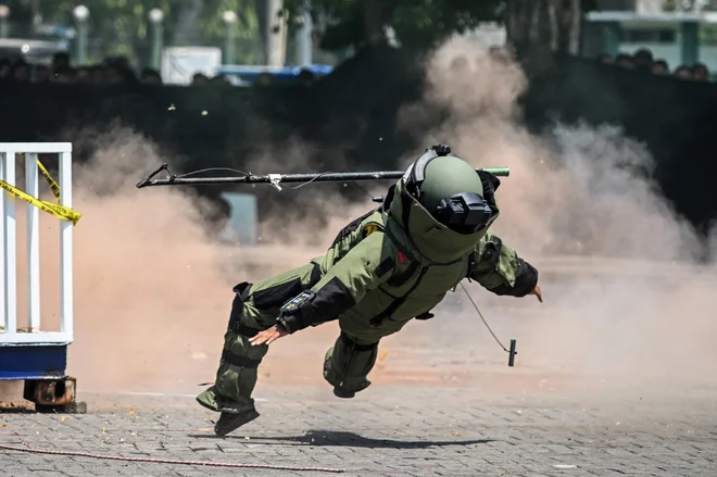 V Sidoarju, na vzhodu Jave, policist iz enote za odstranjevanje eksploziva sodeluje pri varnostni vaji, pred splošnimi volitvami v Indoneziji, ki bodo prihodnje leto. Foto: Juni Kriswanto/Afp