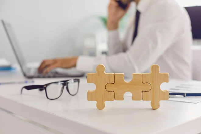 Podjetja običajno na začetku težko verjamejo v smiselnost vlaganja v inovacije in v razvoj inovacijskega potenciala svojih ekip. FOTO:  Studio Romantic/Shutterstock