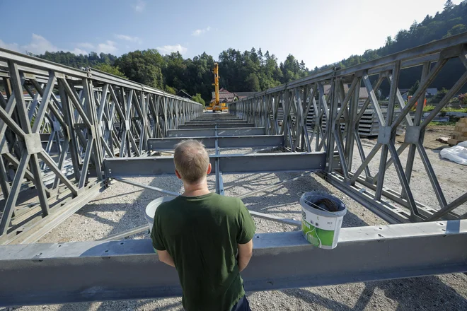 Že pred dnevi je bilo vse pripravljeno za montažo. FOTO: Jože Suhadolnik/Delo