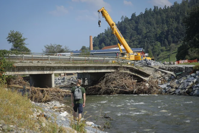 Še so vidne naplavine, ki grozijo mostovom z vmesnimi stebri. FOTO: Jože Suhadolnik/Delo