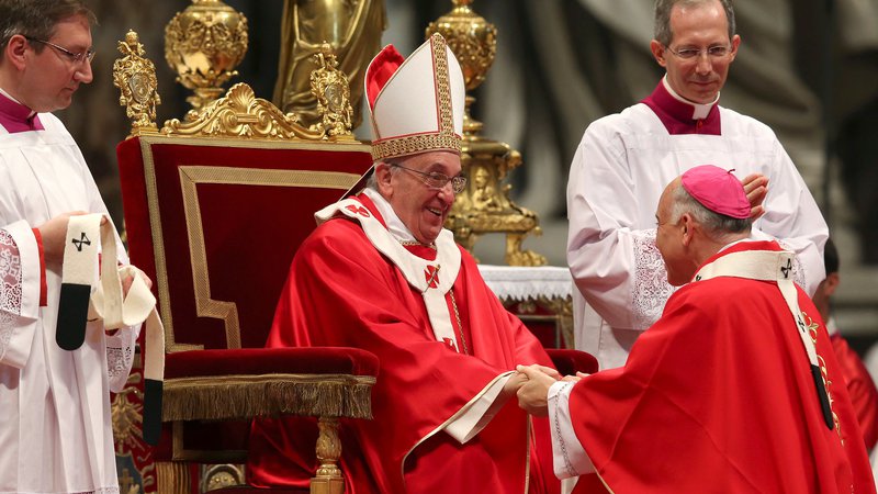 Fotografija: Nadškof Salvatore Cordileone (na fotografiji desno spodaj) velja za enega od najbolj srditih, glasnih in vplivnih nasprotnikov papeža Frančiška. FOTO: Alessandro Bianchi/Reuters