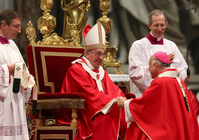 Nadškof Salvatore Cordileone (na fotografiji desno spodaj) velja za enega od najbolj srditih, glasnih in vplivnih nasprotnikov papeža Frančiška. FOTO: Alessandro Bianchi/Reuters