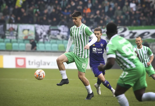 Svit Sešlar je igral zadnjo tekmo za Olimpijo v Stožicah. Kariero bo nadaljeval v Turčiji. FOTO: Jože Suhadolnik/Delo