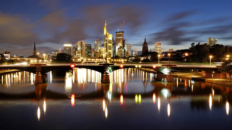 Frankfurt je mesto, kjer so se cene od svojega vrha najbolj znižale, in sicer za dobrih 13 odstotkov.

Foto Kai Pfaffenbach/Reuters