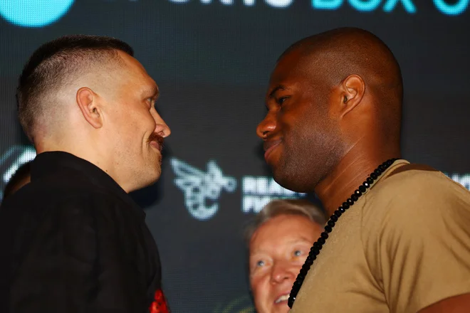 Oleksandr Usik in Daniel Dubois (desno) sta si takole zrla iz oči v oči na novinarski konferenci. FOTO: Paul Childs/Reuters
