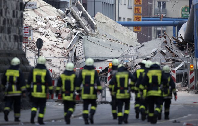 Fotografija prikazuje zrušeno zgradbo mestnega arhiva v nemškem Kölnu leta 2009.  FOTO: Johannes Eisele/Reuters