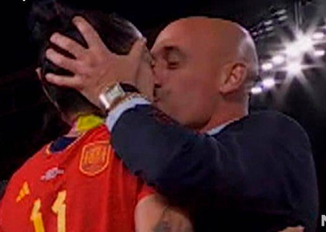 Predsednik španske nogometne zveze Luis Rubiales je ob razglasitvi zmagovalk poljubil igralko Jennifer Hermoso. FOTO: zajem zaslona