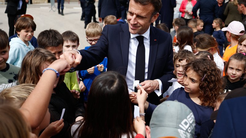 Fotografija: Francoski predsednik Emmanuel Macron med šolarji. FOTO: Raphael Lafargue/Afp