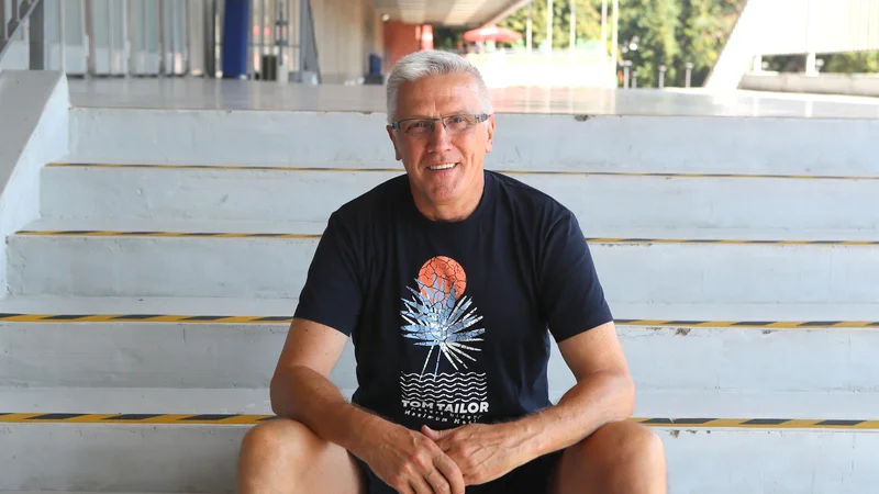 Peter Vilfan na stopnicah Hale Tivoli, v kateri je preživel velik del življenja. FOTO: Dejan Javornik/Delo