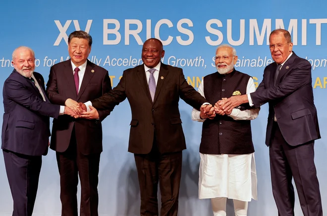 Brazilski, kitajski in južnoafriški predsednik, Luiz Inácio Lula da Silva, Xi Jinping in Cyril Ramaphosa, ter indijski premier Narendra Modi in ruski zunanji minister Sergej Lavrov so na vrhu Bricsa v Južni Afriki sprejeli šest novih članic. FOTO: Pool/Reuters