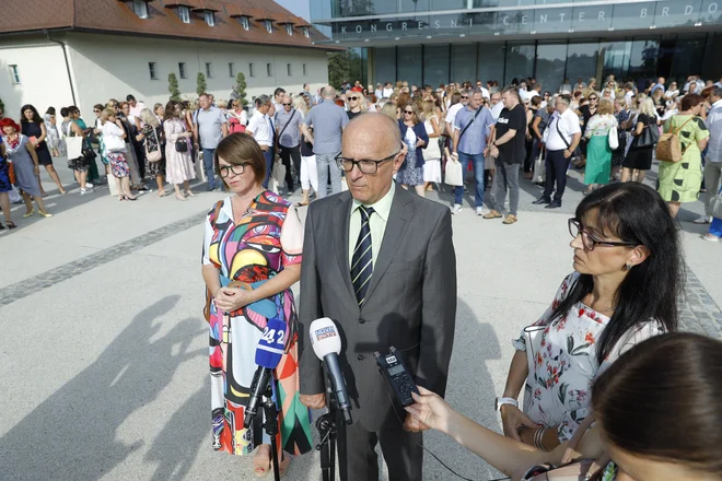 Ko so ravnatelji včeraj na Brdu pojasnjevali svoje zahteve po višjih plačah, je znotraj konferenčnega centra program nemoteno potekal naprej. FOTO: Jože Suhadolnik/Delo