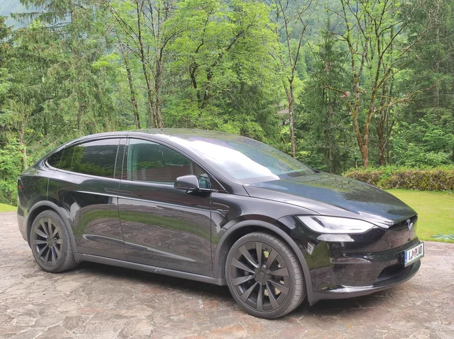 Tesla model X je dobrih pet metrov dolg športni terenec, katerega posebnost so krilna zadnja bočna vrata, ki omogočajo preprost dostop do zadnjih sedežev, a imajo kakšno drugo omejitev (predvsem v nižjih garažah). FOTO: Boštjan Okorn