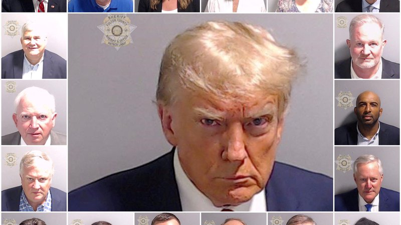 Fotografija: A combination picture shows police booking mugshots of former U.S. President Donald Trump and the 18 people indicted with him, including Rudy Giuliani, Ray Smith, Jenna Ellis, Sidney Powell, Cathy Latham, Kenneth Chesebro, David Shafer, John Eastman, Scott Hall, Harrison Floyd, Mark Meadows, Trevian Kutti, Shawn Still, Jeffrey Clark, Michael Roman, Misty Hampton, Stephen Cliffgard Lee and Robert Cheeley. Fulton County Sheriff's Office/Handout via REUTERS  THIS IMAGE HAS BEEN SUPPLIED BY A THIRD PARTY.      TPX IMAGES OF THE DAY
