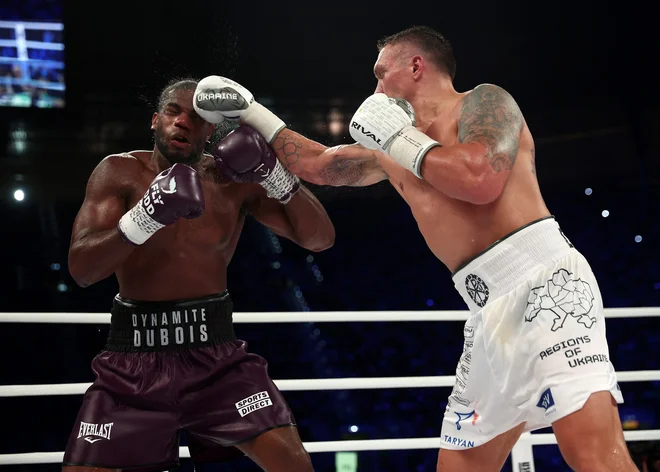 Oleksandr Usik (desno) je v deveti rundi prisilil k vdaji Daniela Duboisa. FOTO: Kacper Pempel/Reuters