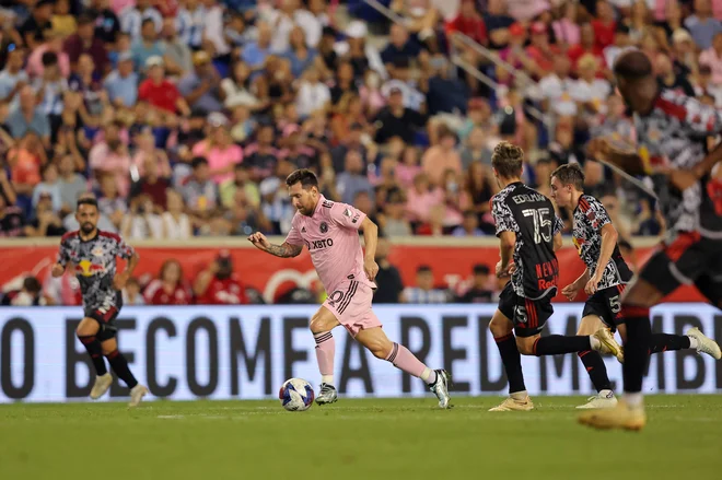 Aug 26, 2023; Harrison, New Jersey, USA; Inter Miami CF forward Lionel Messi (10) dribbles the ball against the New York Red Bulls during the second half at Red Bull Arena. Mandatory Credit: Brad Penner-USA TODAY Sports Foto Brad Penner Usa Today Sports Via Reuters Con