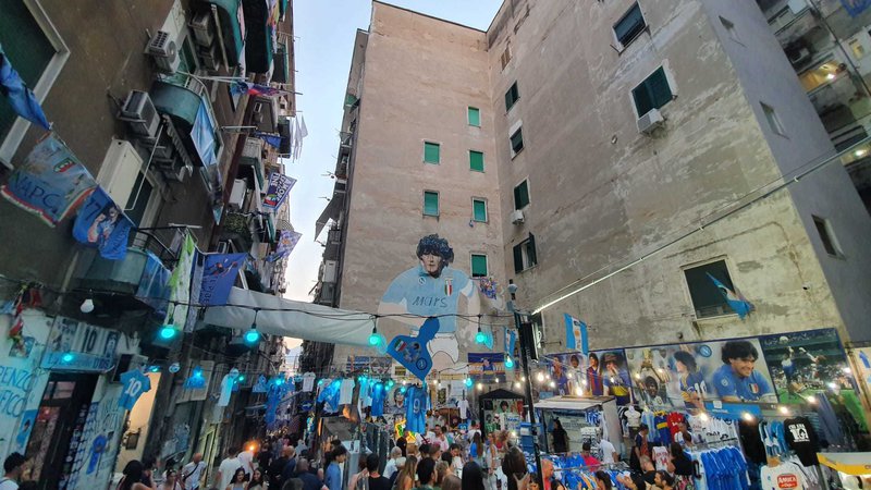 Fotografija: Ko se je Maradona leta 1984 priključil Napoliju, je mesto preplavilo navdušenje. FOTO: Florian Müller