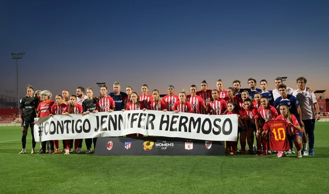 Zadnji konec tedna je vse več nogometnih ekip, tako moških kot ženskih, na svojih tekmah izkazalo podporo Hermosovi – z majicami, zapestnicami, transparenti. »S tabo smo, Jennifer Hermoso,« so tej sporočile tudi igralke Atletica Madrid v predsezonskem finalu ženskega pokala v Madridu. Hermosova je tekmo spremljala s tribune. FOTO: Reuters