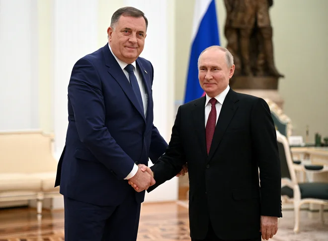 Voditelj Srbov v Bosni in Hercegovini Milorad Dodik sodi med najbolj strastne zagovornike politike Vladimirja Putina na svetu. Nazadnje sta se srečala konec maja. Foto Sputnik/Alexey Filippov/ Reuters