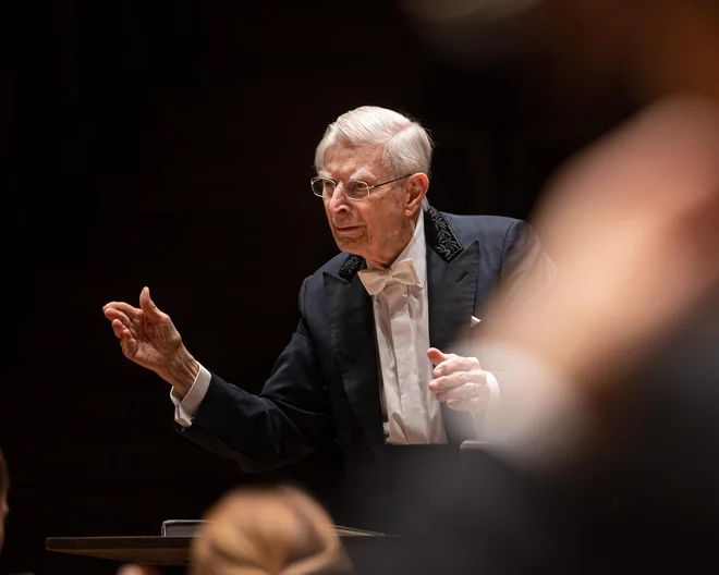 Herbert Blomstedt vodi orkester s kompetentnostjo in naravno avtoriteto, ob katerih so ekspresivni poudarki odvečni. FOTO:  Eric Kemnitz
