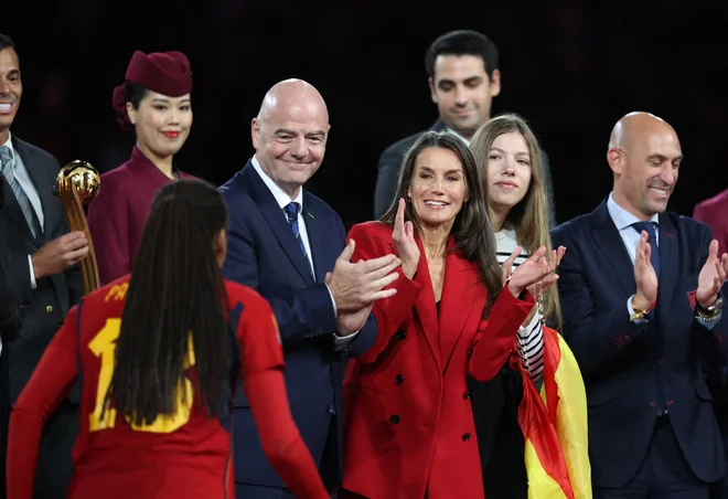Španski mediji niso pozabili omeniti, da sta bili v bližini Rubialesa tako španska kraljica Leticija kot njena 16-letna hči Sofía. FOTO: Reuters