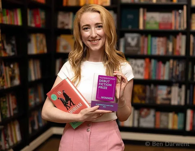 Navdihnili so me šolski časniki, ki jih je moja nekdanja šola izdajala med prvo svetovno vojno, je o svojem prvencu povedala Alice Winn. FOTO: Ben Darwent