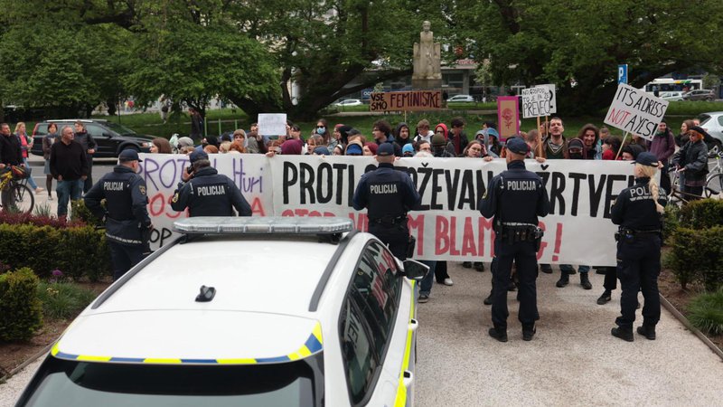 Fotografija: Pred ljubljansko sodno palačo se je zbrala večdesetglava množica v podporo mladoletnicama. FOTO: Črt Piksi