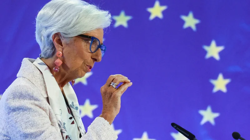 Rast posojil v evrskem območju je vse šibkejša, ugotavlja ECB, ki jo vodi Christine Lagarde. FOTO: Kai Pfaffenbach/Reuters