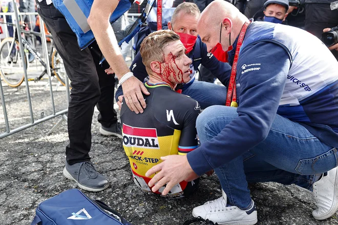 Remco Evenepoel je po včerajšnji zmagi v cilju nesrečno zadel neprevidno novinarko. FOTO:  Rafa Gomez/Sprintcyclingagency 