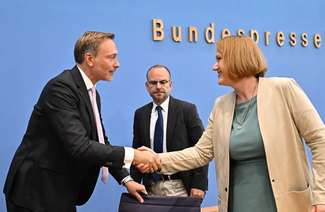 Minister za finance Christian Lindner (levo) in ministrica za družino Lisa Paus sta se dogovorila o uvedbi osnovnega zavarovanja za otroke, ki bo najrevnejšim otrokom prineslo 2,4 milijarde evrov več pomoči. FOTO: Tobias Schwarz/AFP